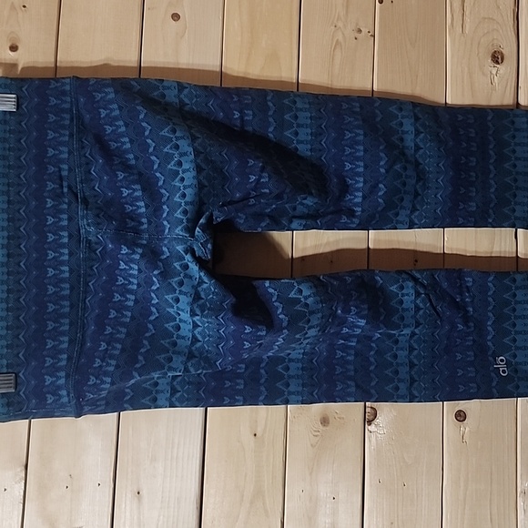 ALO YOGA Capri Leggings Size Large - Picture 5 of 6